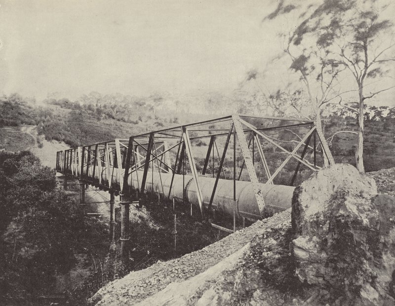 Greensborough, Plenty Nehri üzerinde Melbourne Su Temini Boruları by English Photographer