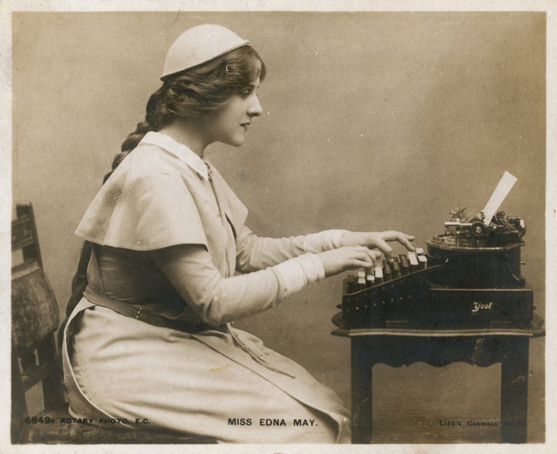 Bayan Edna May, daktiloda by English Photographer