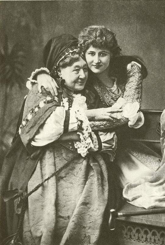 Bayan Mary Anderson ve Bayan Stirling, Juliet ve Hemşire olarak (gravür) by English Photographer