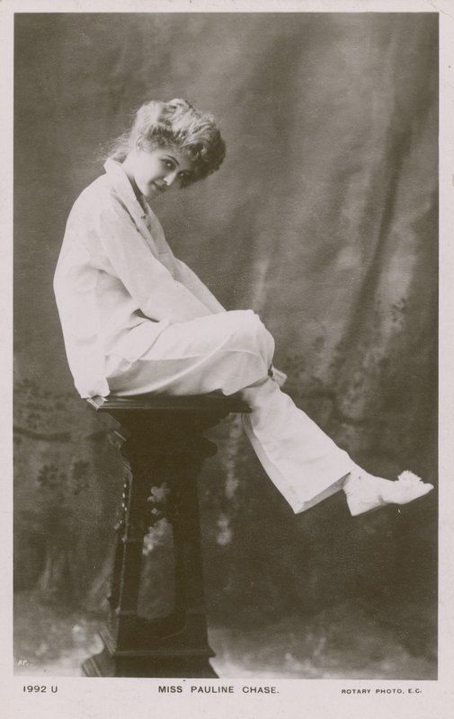 Bayan Pauline Chase, pijama takımı içinde by English Photographer