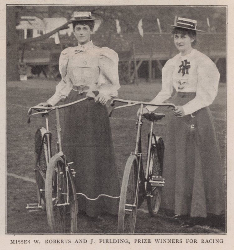 Misses W Roberts ve J Fielding, yarış için ödül kazananlar by English Photographer