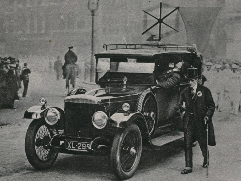 Radyo alıcı aparatlı motorlu araba ve arabanın çatısında bir çerçeve anteni by English Photographer