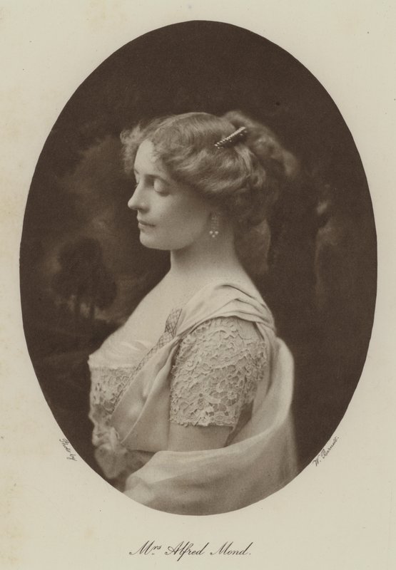 Bayan Alfred Mond (siyah-beyaz fotoğraf) by English Photographer