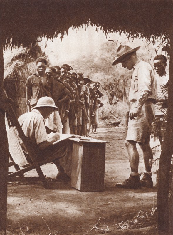Afrika çalılıklarında ödeme almak için kuyruğa giren yerli işçiler (s/b fotoğraf) by English Photographer