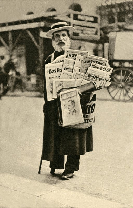 Gazete satıcısı (s/b fotoğraf) by English Photographer