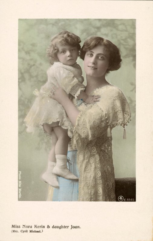 Nora Kerin, İngiliz tiyatro oyuncusu ve kızı Joan (renkli fotoğraf) by English Photographer