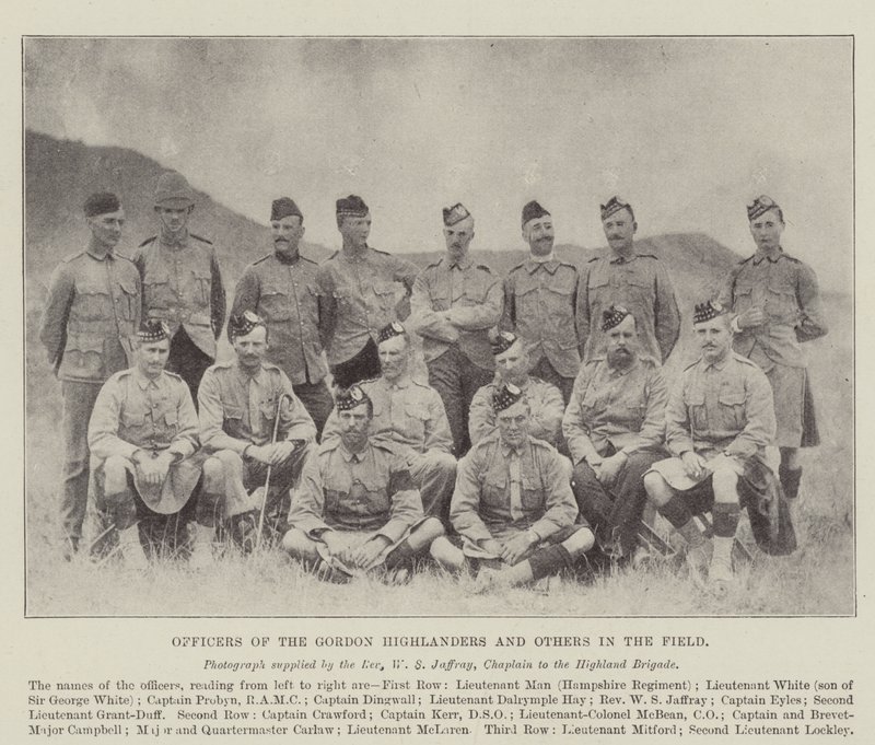 Gordon Highlanders Memurları ve Sahadaki Diğerleri by English Photographer