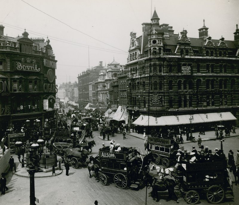 Oxford Street ve Tottenham Court Road, Londra by English Photographer