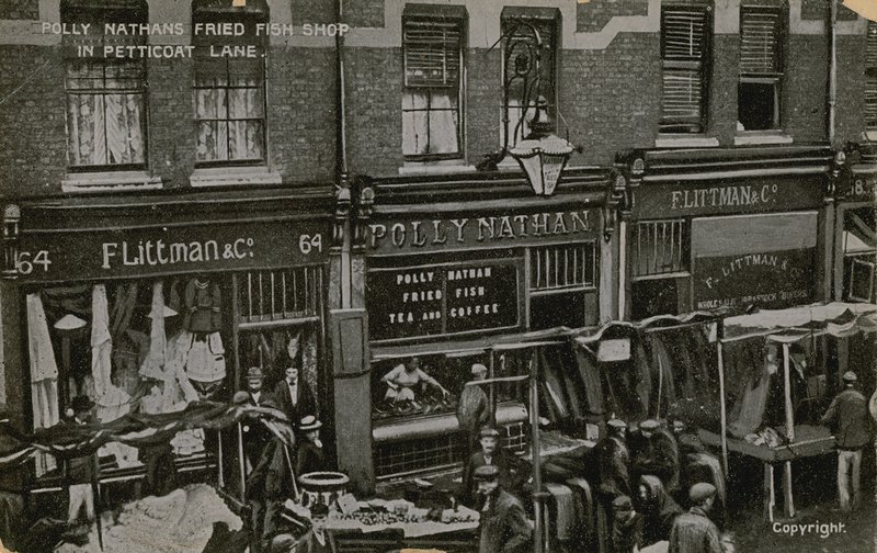 Polly Nathans Kızarmış Balık Dükkanı, Petticoat Lane, Londra by English Photographer