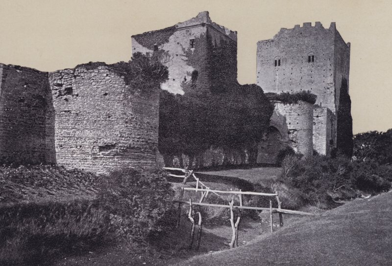 Portchester Kalesi (s/b fotoğraf) by English Photographer