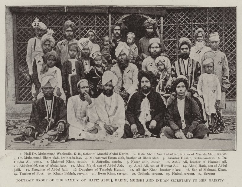 Hafız Abdul Karim, Munshi ve Majestelerinin Hindistan Sekreteri Ailesinin Portre Grubu by English Photographer