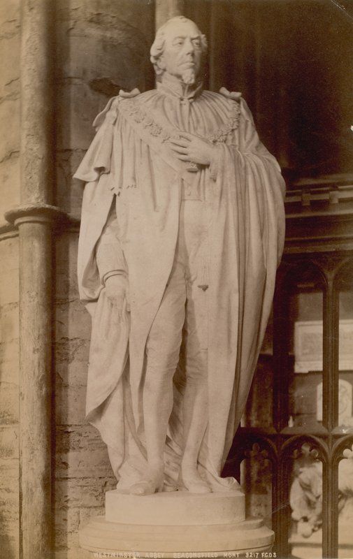 Benjamin Disraeli heykelinin resmi olan kartpostal by English Photographer