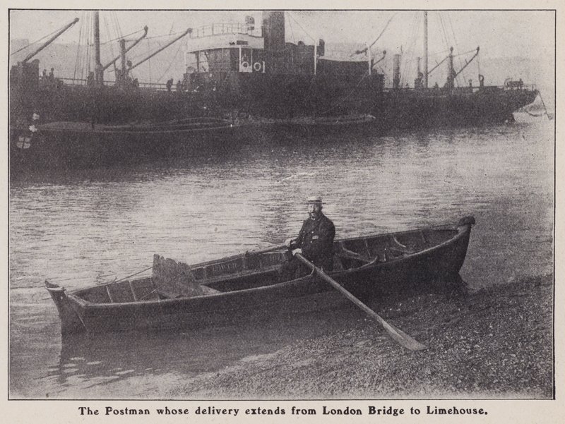 Teslimatı Londra, Thames Nehri üzerindeki bir teknede Londra Köprüsü'nden Limehouse'a uzanan postacı (s/b fotoğraf) by English Photographer