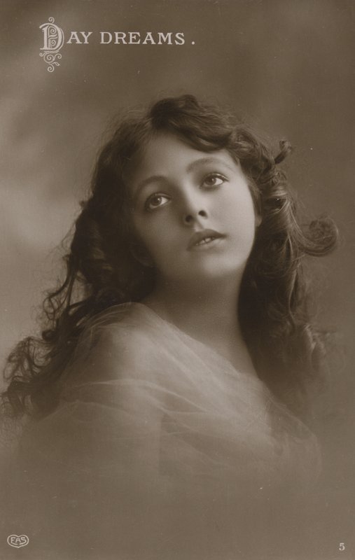 Güzel kız, gündüz rüyası (s/b fotoğraf) by English Photographer