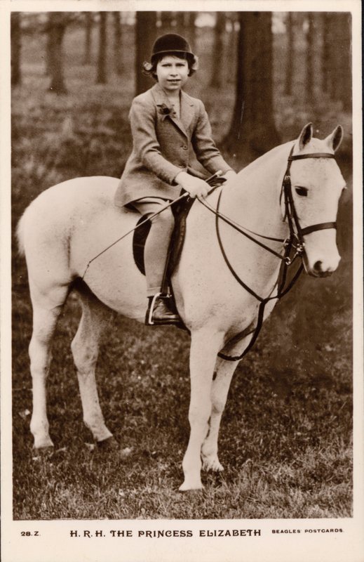 Prenses Elizabeth (daha sonra Kraliçe II. Elizabeth) beyaz bir midilliye biniyor (s/b fotoğraf) by English Photographer