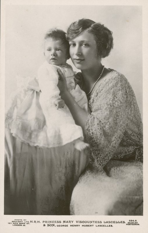 Prenses Mary, Vikontes Lascelles, en büyük oğlu George ile birlikte (s/b fotoğraf) by English Photographer
