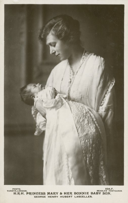 Prenses Mary, Vikontes Lascelles, en büyük oğlu George ile birlikte by English Photographer