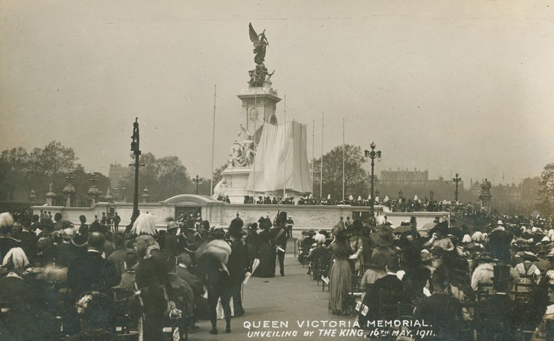 Kraliçe Victoria Anıtı, Kral tarafından açılışı, 16 Mayıs 1911 by English Photographer