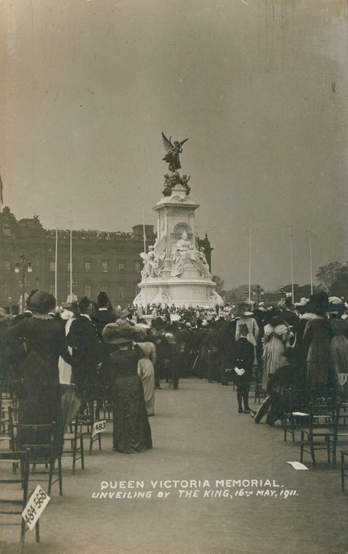 Kraliçe Victoria Anıtı, Kral tarafından açılışı, 16 Mayıs 1911 by English Photographer