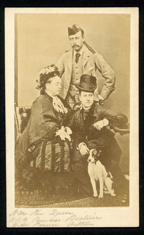 Kraliçe Victoria, Prenses Beatrice ve Prens Arthur by English Photographer
