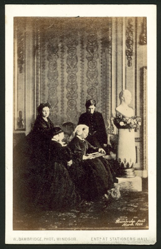 Kraliçe Victoria ve ailesinin üyeleri by English Photographer