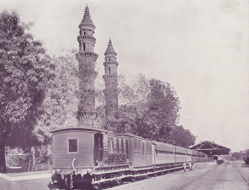 Tren İstasyonu ve Minareler, Ahmedabad by English Photographer