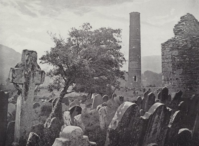Yuvarlak Kule, St Kevins Cross ve Mutfak, Glendalough by English Photographer