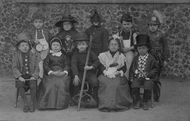 Okul çocukları, Norfolk, 20. yüzyılın başlarında süslü elbiseli (s/b fotoğraf) by English Photographer