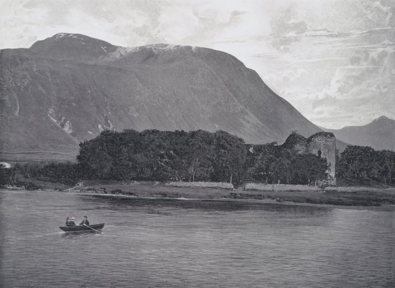 İskoçya: Inverlochy Kalesi Harabeleri, Ben Nevis (s/b fotoğraf) by English Photographer