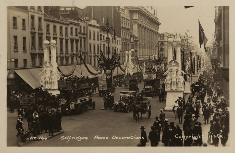 Selfridges, Barış Süslemeleri by English Photographer
