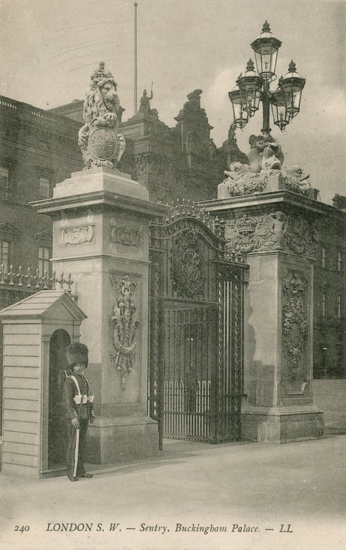 Nöbetçi, Buckingham Sarayı by English Photographer