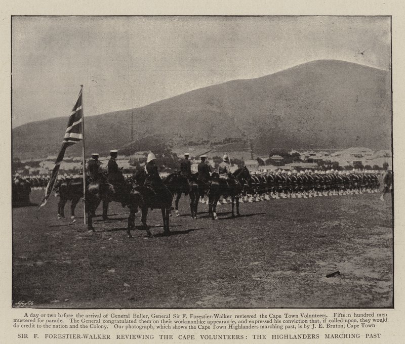 Sir F Forestier-Walker, Cape Gönüllülerini gözden geçiriyor, Highlanders yürüyor by English Photographer