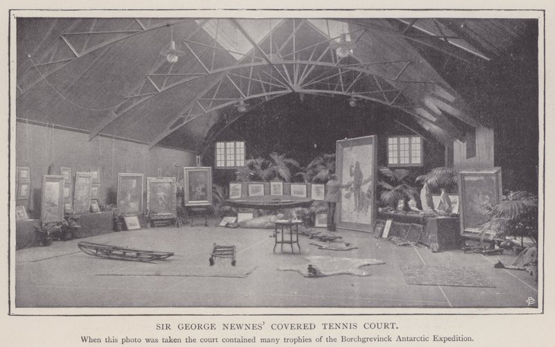 Sir George Newnes kapalı tenis kortu (b/w fotoğraf) by English Photographer