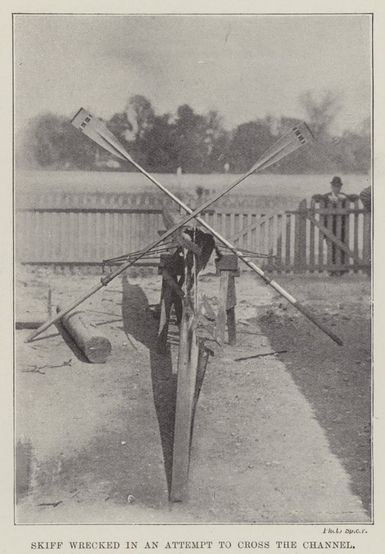 Skiff, Kanalı geçme girişiminde mahvoldu by English Photographer