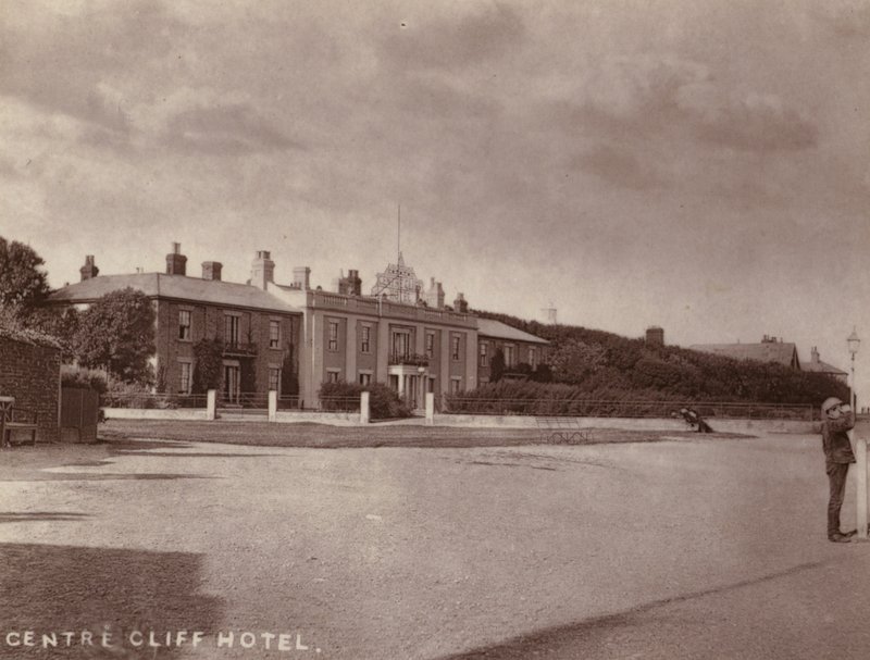 Southwold: Center Cliff Hotel (s/b fotoğraf) by English Photographer