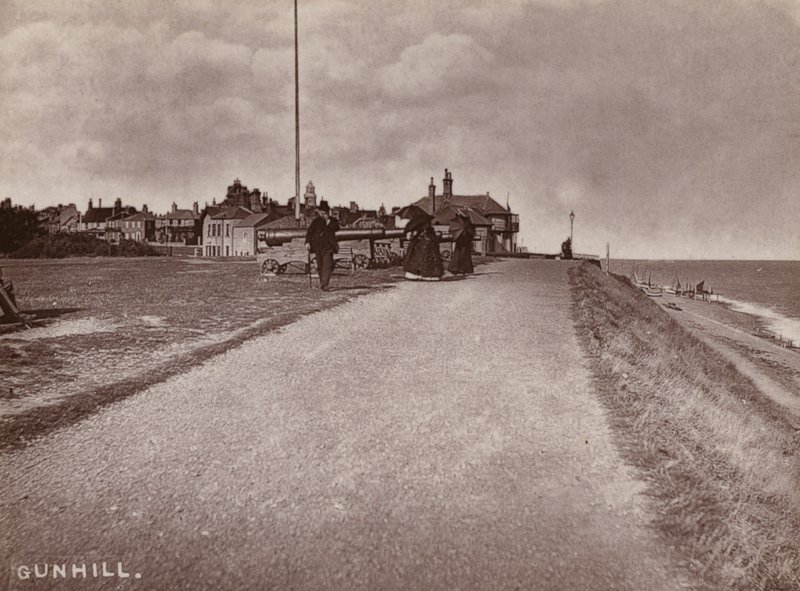 Southwold: Gunhill (s/b fotoğraf) by English Photographer