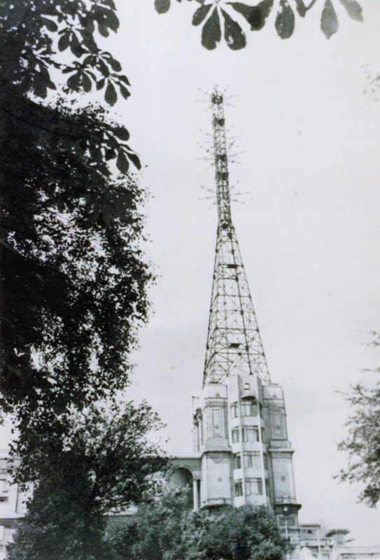 Alexandra Palace televizyonu havadan yayın yapıyor by English Photographer