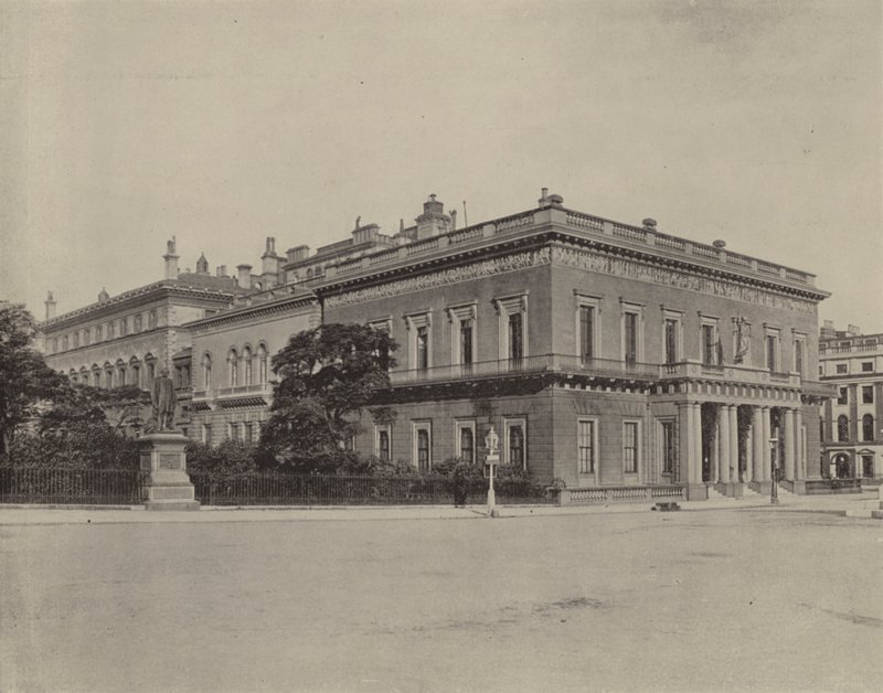 The Athenaeum Club (siyah-beyaz fotoğraf) by English Photographer