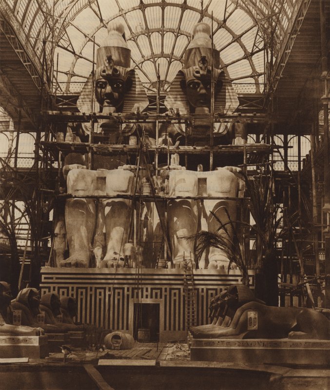 Aboo Simbel'in Heykeli Boyama Sürecinde by English Photographer