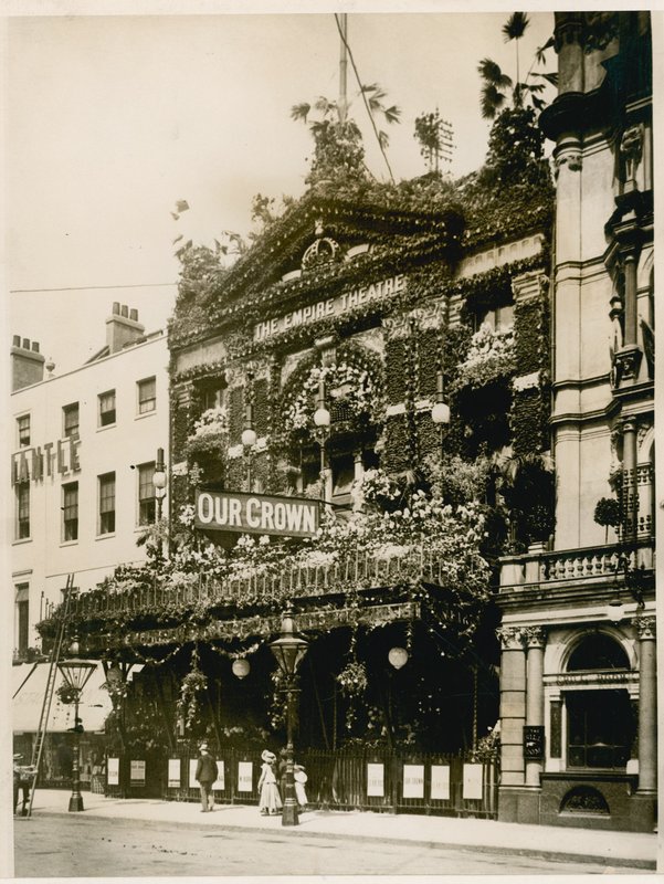 Empire Theatre, Leicester Square, Londra, Kraliçe Victorias Diamond Jubilee için dekore edilmiş, Haziran 1897 by English Photographer