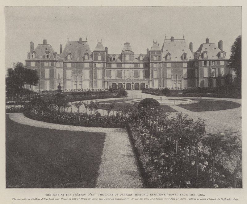 Chateau dEu'daki Yangın, Orleans Dükü Tarihi Konutu Parktan Görüntülendi by English Photographer