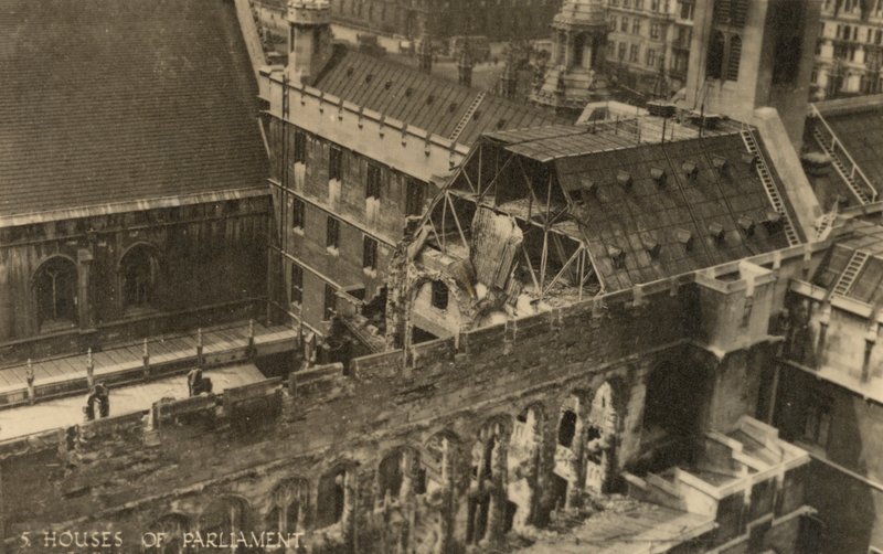 Parlamento Binaları, Londra, 2. Dünya Savaşı sırasında bomba hasarını gösteriyor (s/b fotoğraf) by English Photographer