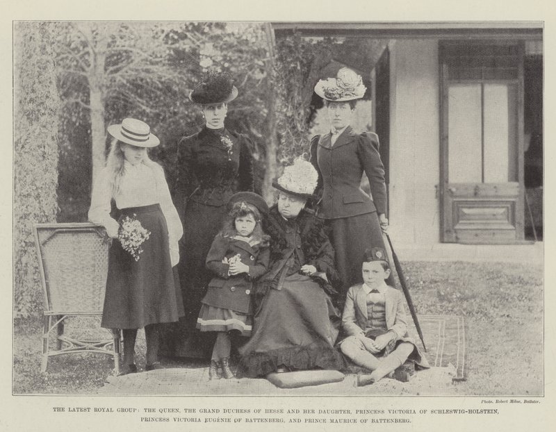 Son Kraliyet Grubu, Kraliçe, Hessen Büyük Düşesi ve Kızı, Schleswig-Holstein Prensesi Victoria, Prenses Victoria, Battenberg Eugenie ve Battenberg Prensi Maurice (bw by English Photographer