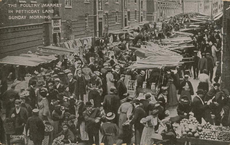 Poultry Market, Petticoat Lane, Pazar sabahı by English Photographer