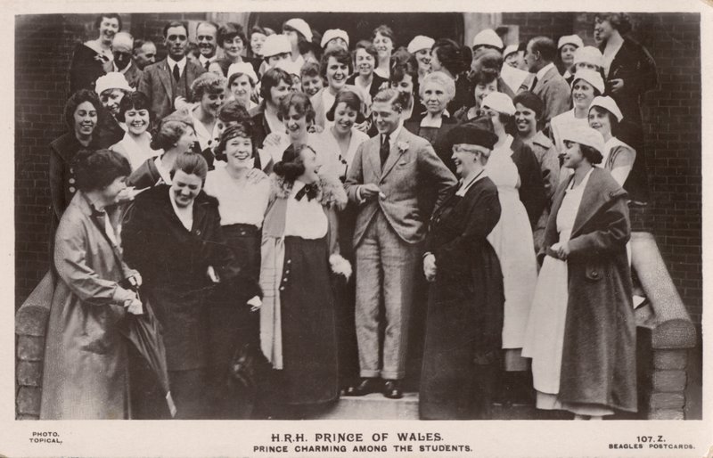 Galler Prensi (daha sonra Kral Edward VIII), bir grup kız öğrenciyle (s/b fotoğraf) by English Photographer