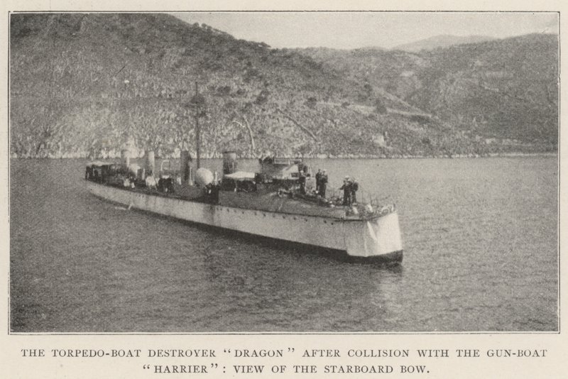 Torpido-Boat Destroyer Dragon, Gun-Boat Harrier ile Çarpışmadan Sonra, Sancak Pruvasının Görünümü by English Photographer