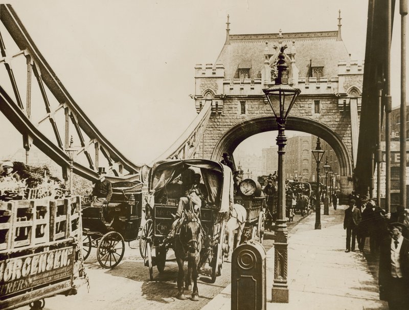 Tower Bridge üzerinden geçen trafik by English Photographer