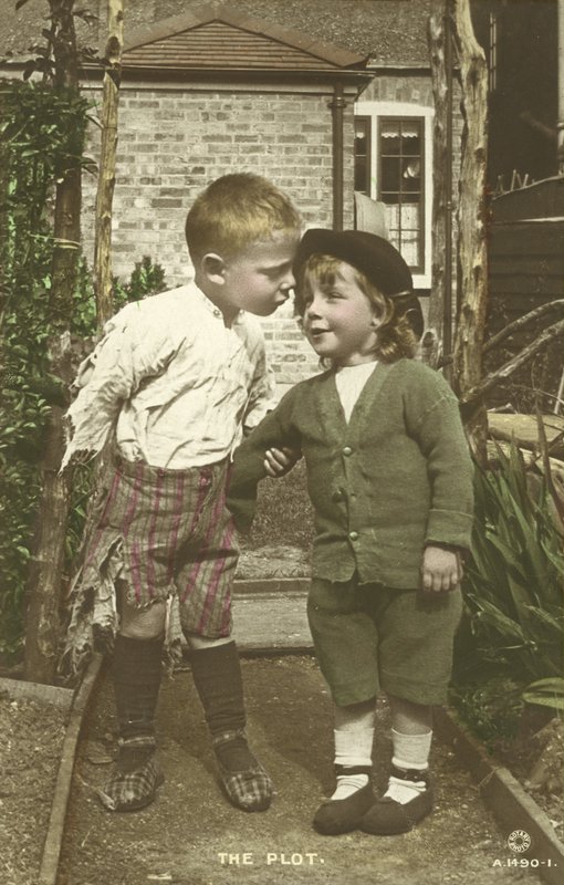 Çizim yapan iki küçük çocuk (renkli fotoğraf) by English Photographer