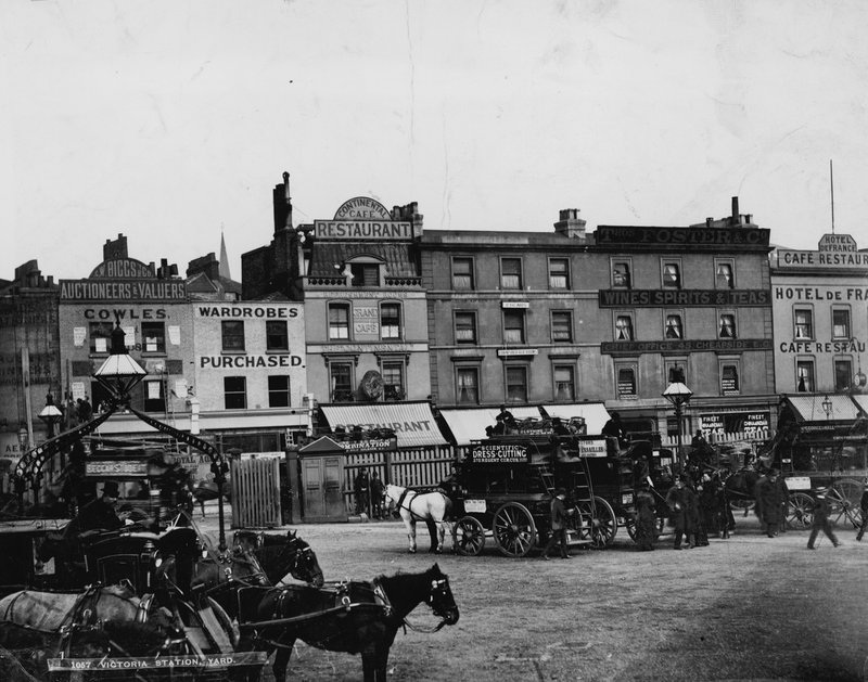 Victoria Station Yard, Londra by English Photographer