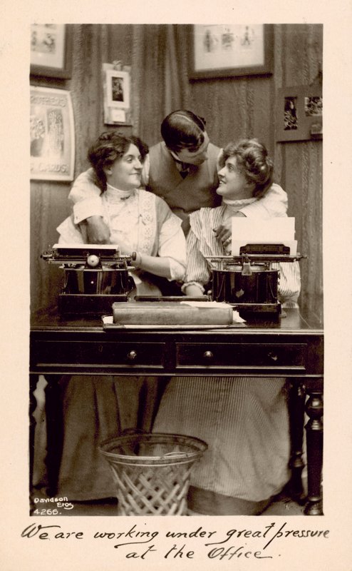 Ofiste büyük baskı altında çalışıyoruz by English Photographer